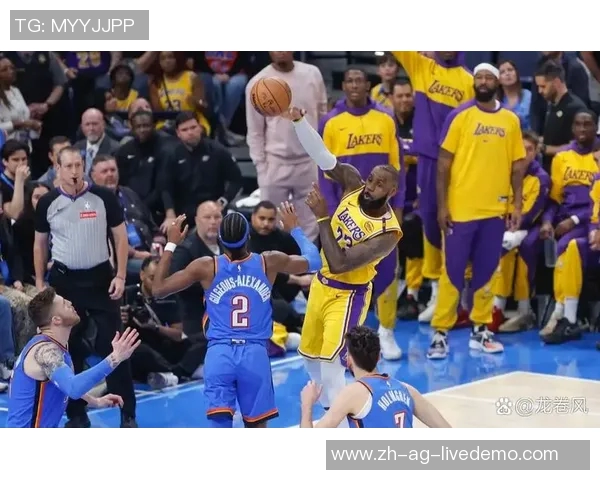 尼克斯与湖人激战正酣NBA经典对决再度上演球迷期待的巅峰对决